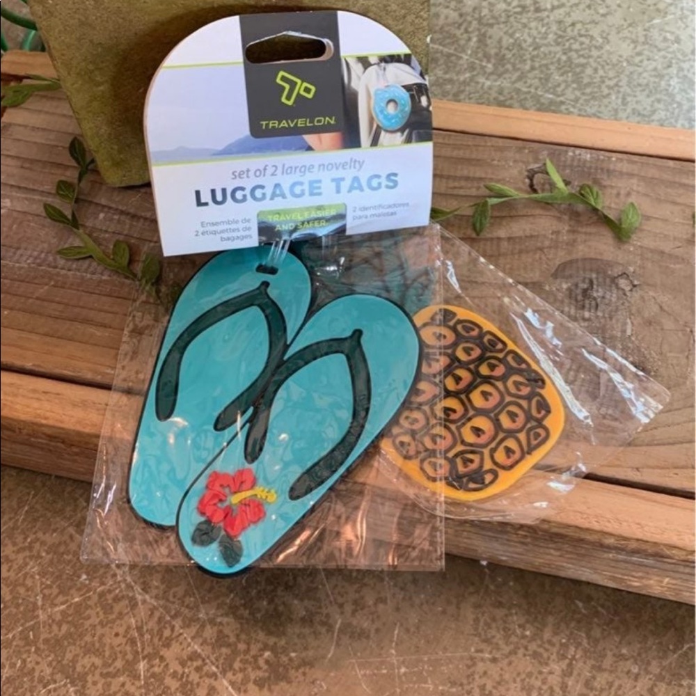 TRAVELON LARGE NOVELTY TAGS/ 2 
AQUA FLIP FLOPS
PINEAPPLE